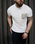 T-shirt bianca con taschino a contrasto
