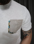 T-shirt bianca con taschino a contrasto