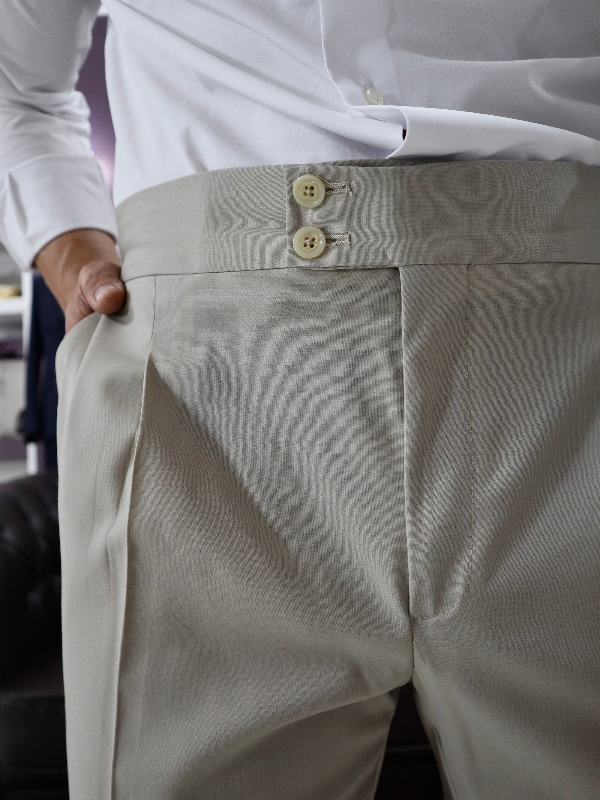 Pantalone modello Caruso con fibbie laterali