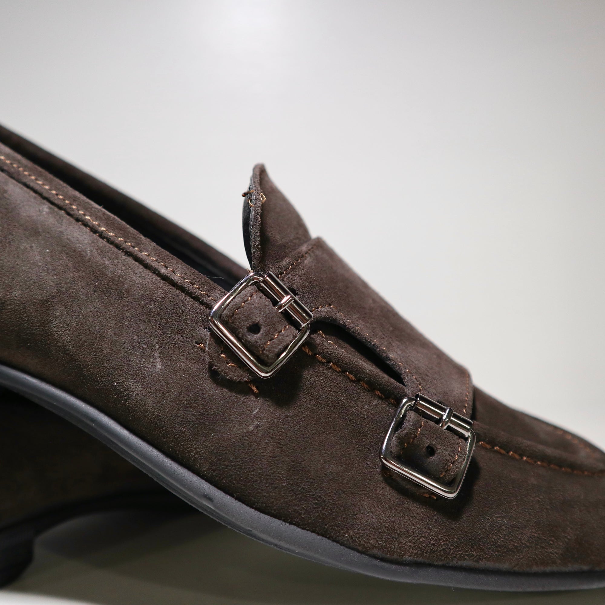 Mocassino in camoscio doppia fibbia testa di moro