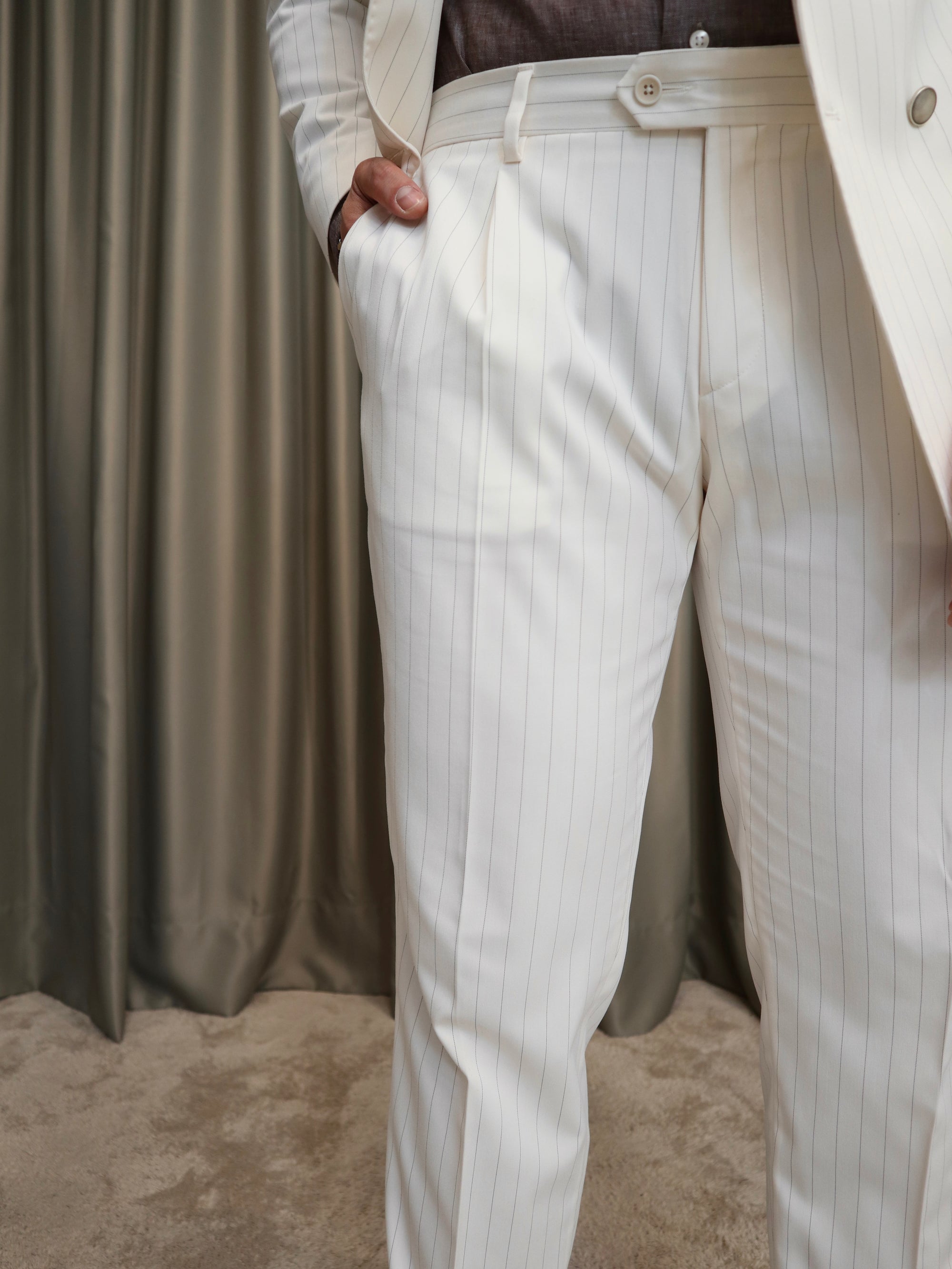 Abito doppio petto 2 bottoni  gessato bianco