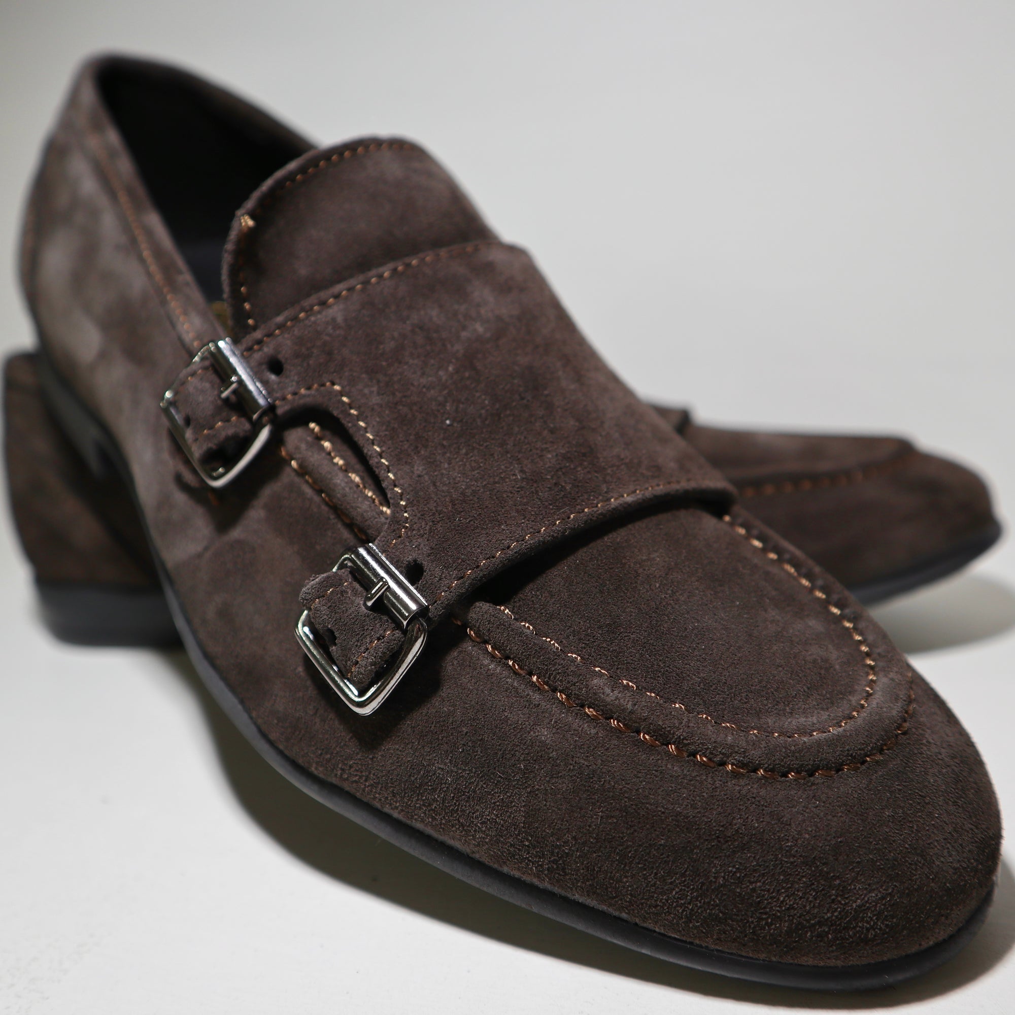 Mocassino in camoscio doppia fibbia testa di moro