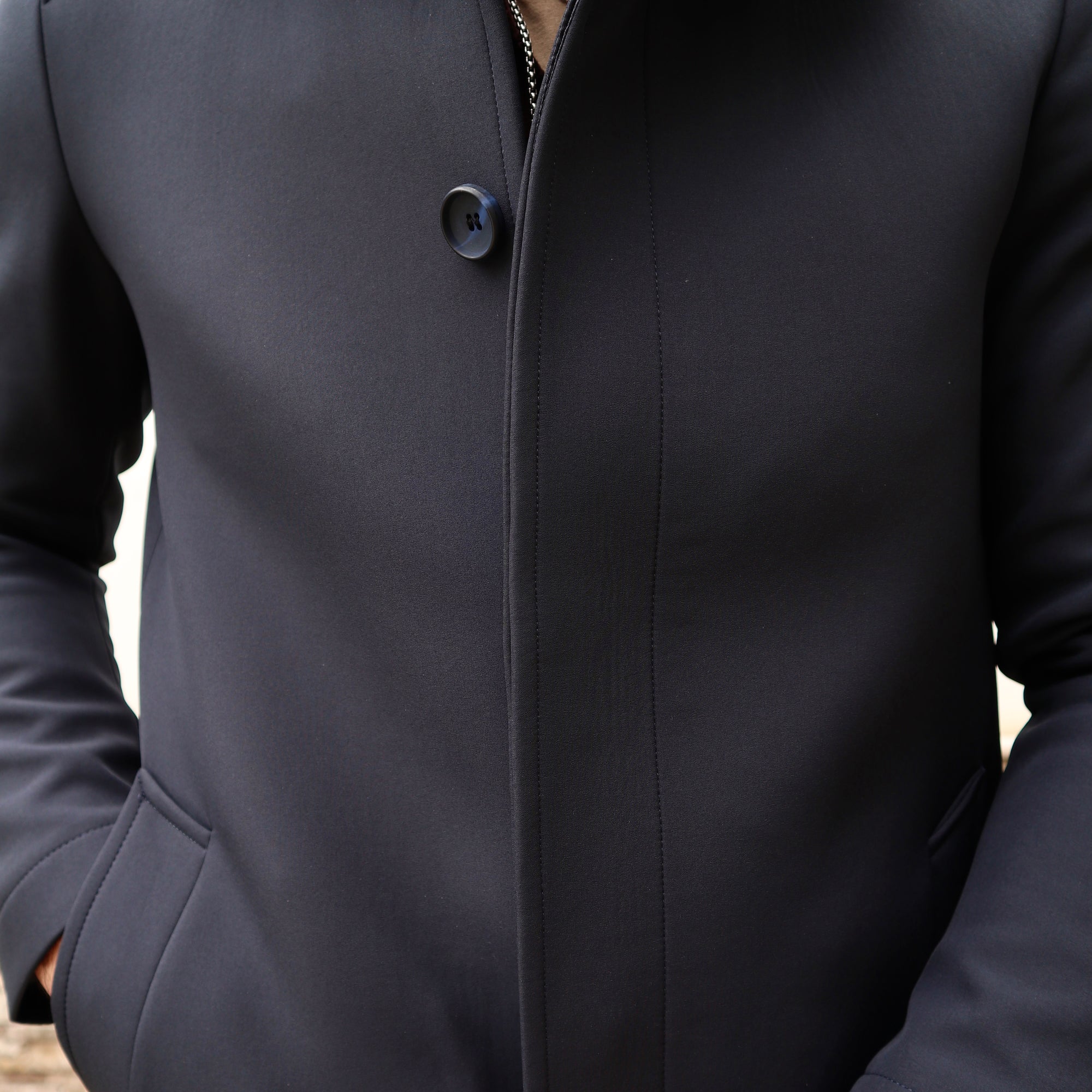 Trench sartoriale in tessuto tecnico