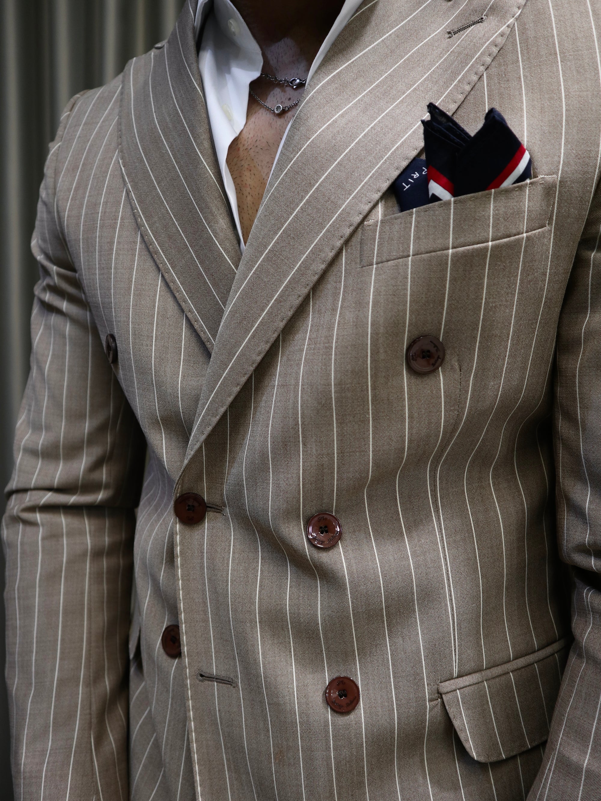 Abito sartoriale doppio petto gessato beige